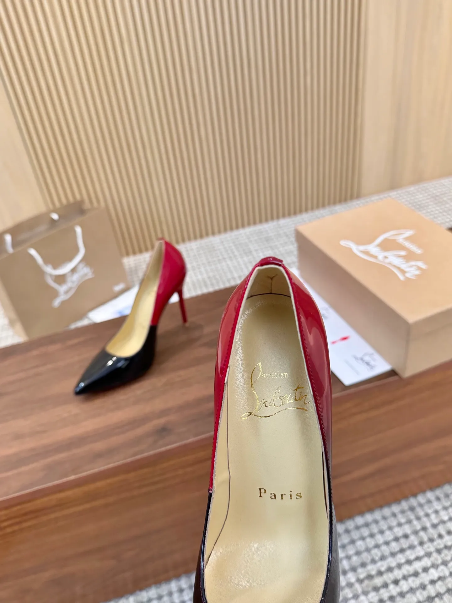 👟👟Ex-factory price 440👟👟 Genuine leather sole +40 Year-round shipment💝Christian Louboutin CL👠 Classic "💎Cow Patent Leather💎Series" noble and luxurious, real blingbling✨ Real materials, all customized by the pattern maker, and the materials are made of original customized materials, achieving the taste of the original 6 color options💍 Upper: Imported 👉Cow patent leather💪 Lining: Sheepskin foot pad/lining Size: 34-40.41.42 Heel height: 10.5cm and 8.5cm two options Leather sole Rubber sole